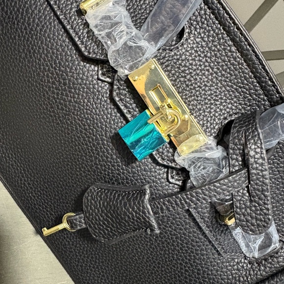 Elegant Black NWT Handbag - Picture 5 of 6